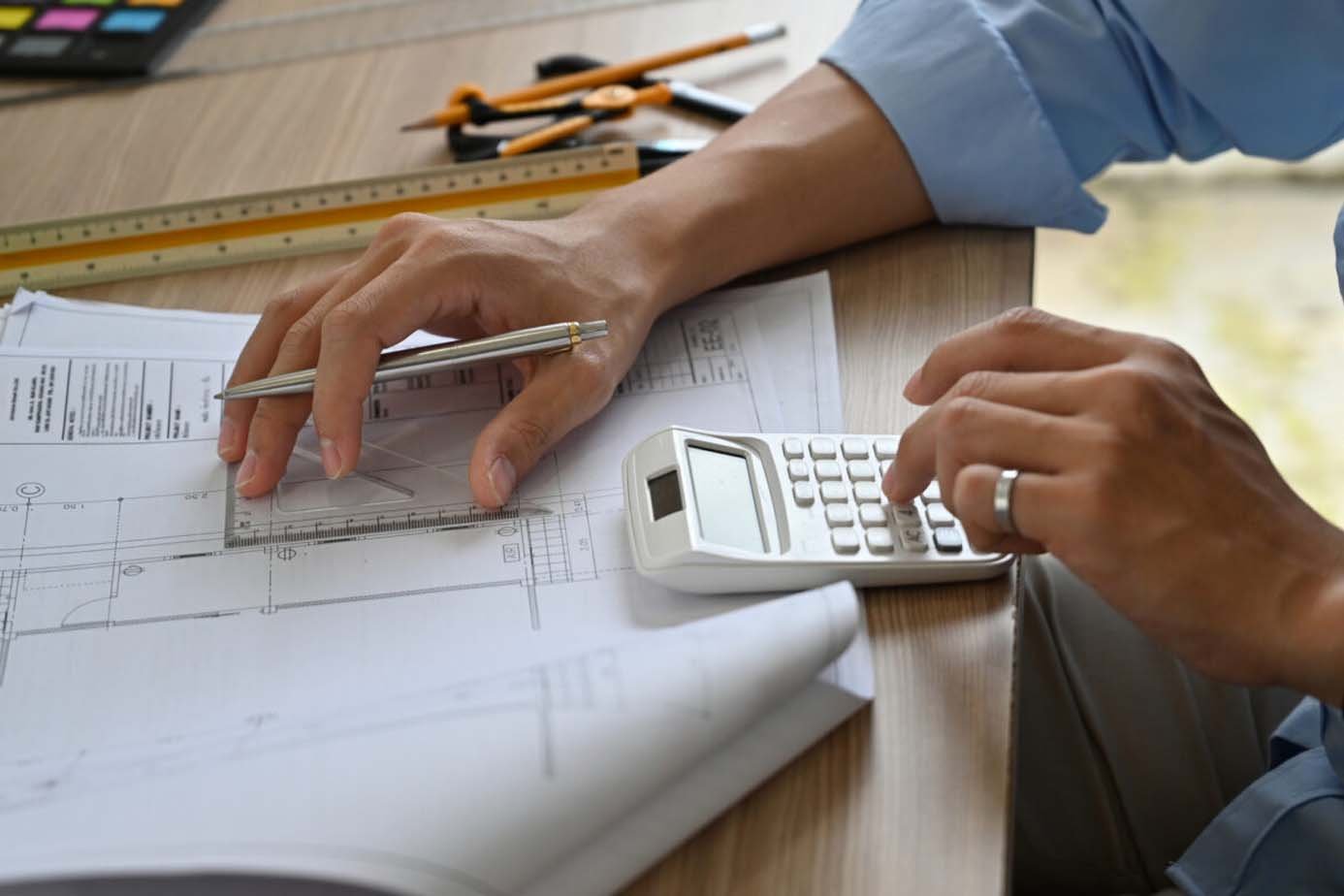 Berekening voor een constructieplan voor een draagmuur wordt gemaakt